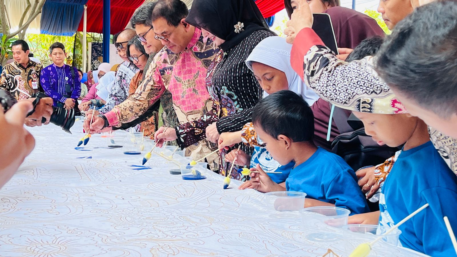 Sinergi AirNav Indonesia–Museum Batik: 130 Anak Disabilitas Warnai Kain Sepanjang 13 Meter