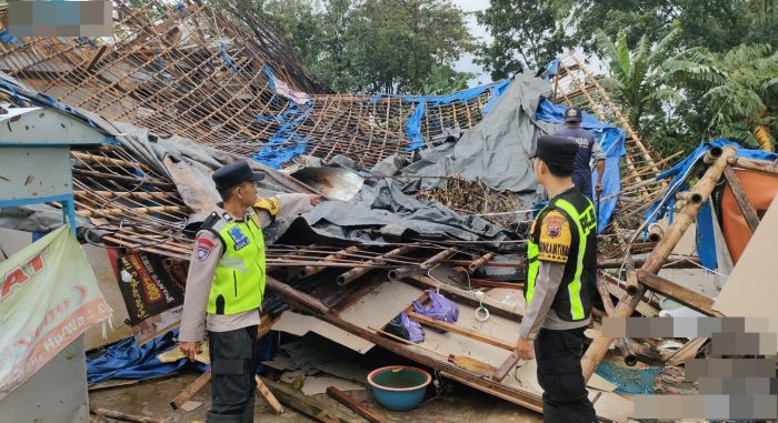 Dihantam Hujan Angin, 2 Rumah Warga di Bulaksari Sragi Roboh