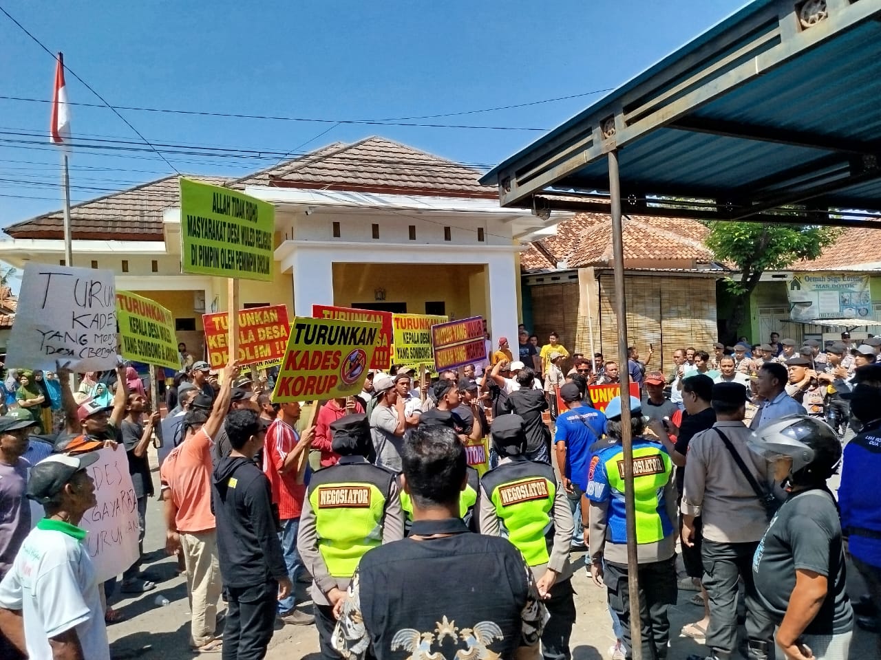 Ratusan Warga Tuntut Kades Wuled Mundur dari Jabatan, Diduga Jual Tanah Bengkok