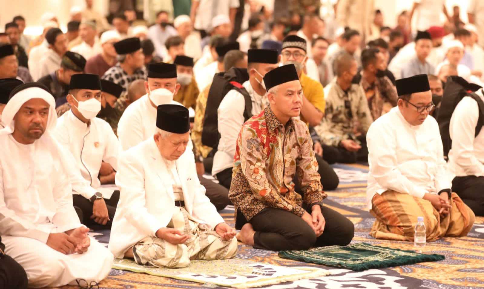 Ganjar Pranowo dan Wapres Ma'ruf Amin Salat Subuh Perdana Bersama Masyarakat di Masjid Sheikh Zayed