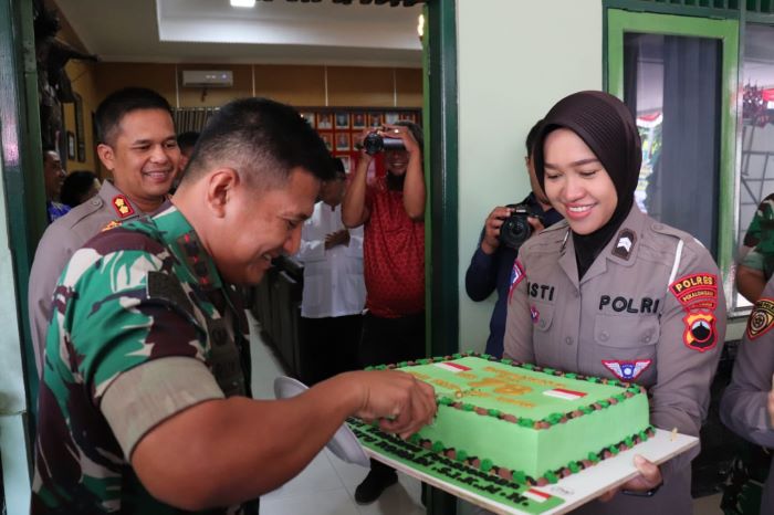 Kapolres Pekalongan Kagetkan Dandim 0710 Pekalongan dengan Kue Ulang Tahun dan Tumpeng di HUT TNI ke-78