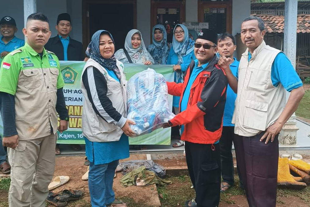 Ikatan Penyuluh Agama RI (IPARI) Beri Bantuan Korban Banjir Bandang di Desa Wangandowo