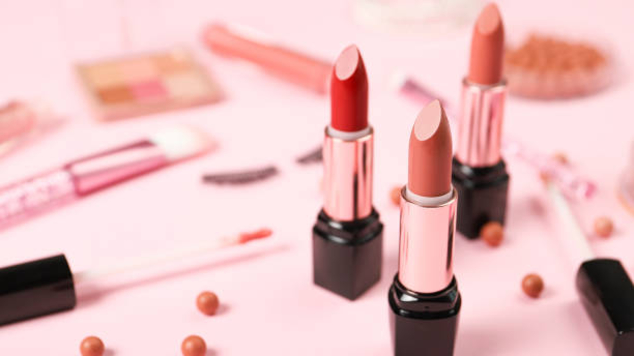 5 Rekomendasi Lipstik Bibir Kering dan Hitam yang Tahan Lama dan Anti Luntur