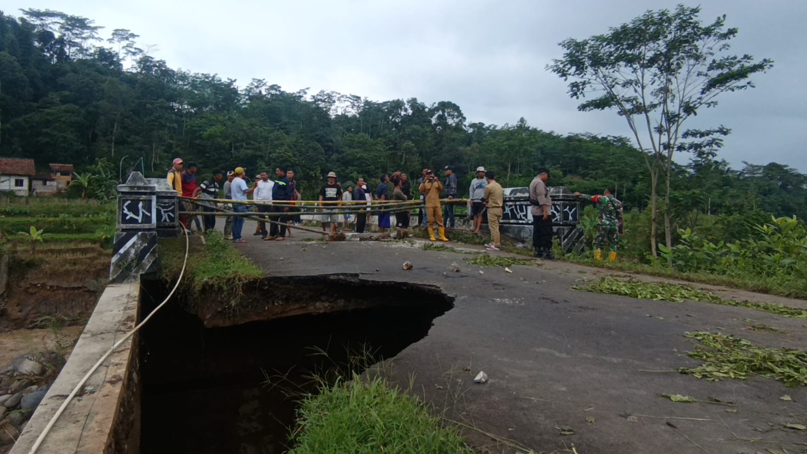 Jembatan Kali Kupang Ambles, Warga 3 Desa di Wonotunggal Batang Harus Putar Jalan 12 Kilometer untuk ke Batang