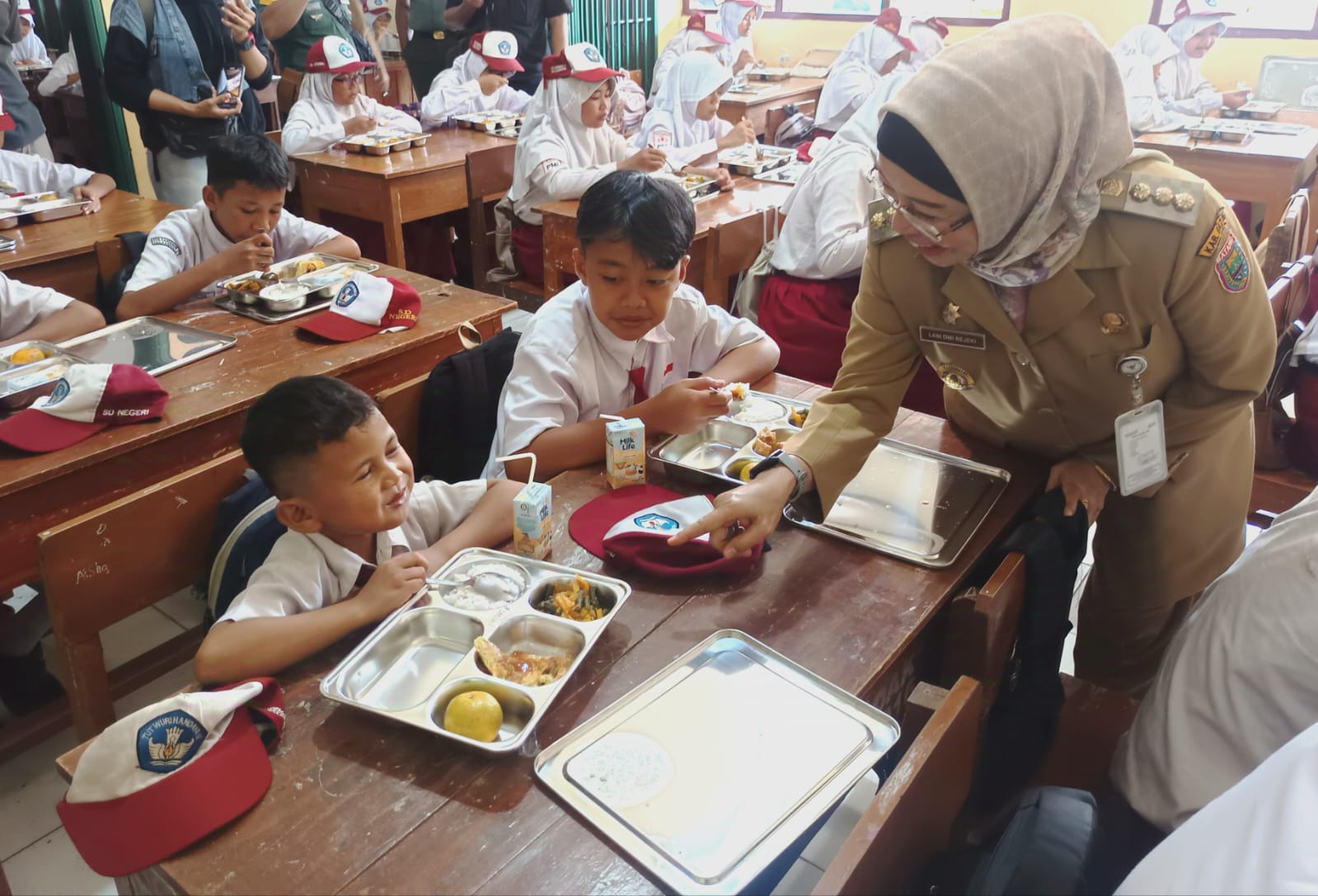 Launching di Batang, 3 Ribu Pelajar se Kecamatan Kandeman Batang Santap Makan Bergizi Gratis Prabowo-Gibran