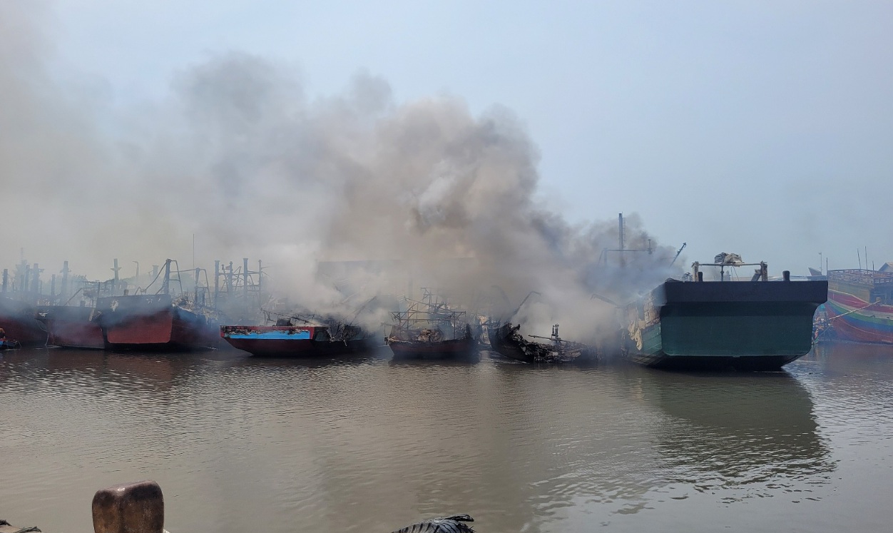 Sudah 10 Jam, Kebakaran Belasan Kapal di Pekalongan Belum Sepenuhnya Bisa Dipadamkan