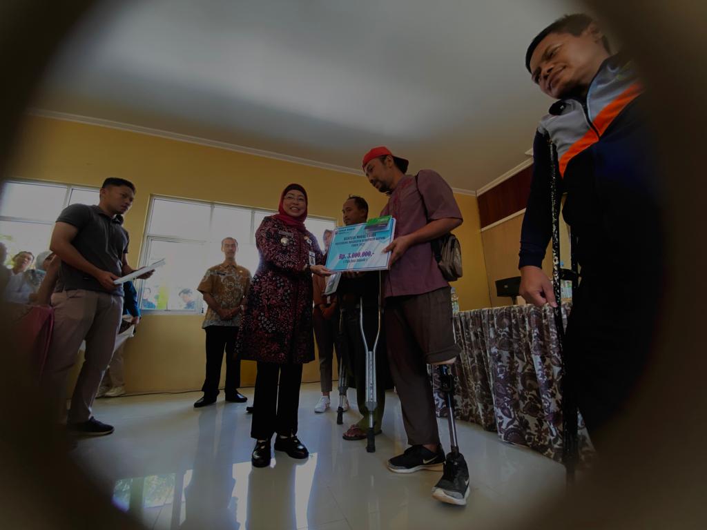 Alhamdulillah, Pemkab Batang Beri Tambahan Modal Usaha untuk 29 Penyandang Disabilitas 