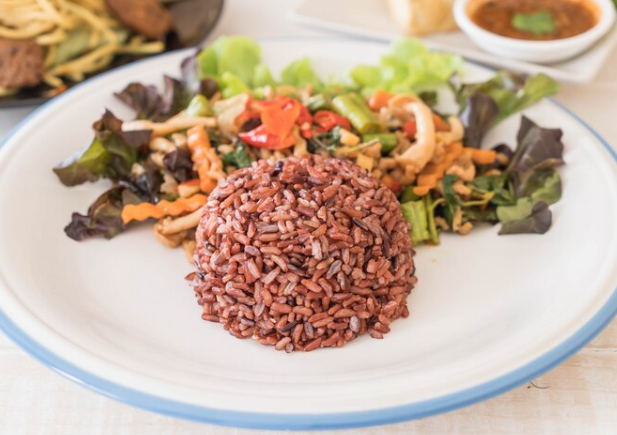 Program Diet dengan Nasi Merah, Ini 7 Manfaat Nasi Merah untuk Tubuh yang Perlu Kamu Ketahui