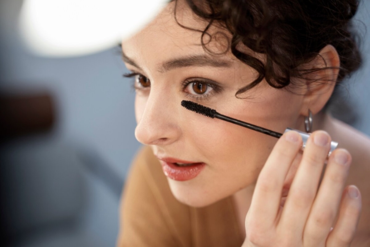 Hati-hati, 5 Bahaya Menghapus Maskara Tidak Sampai Bersih, Nomor 2 Sering Terjadi