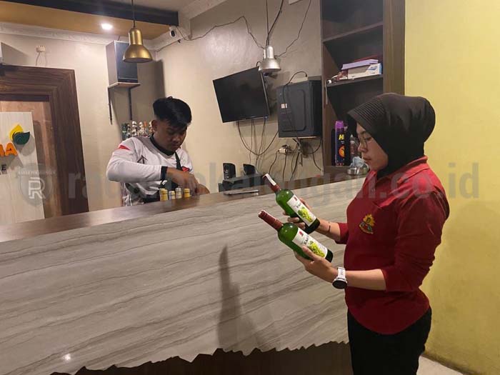 Razia Sejumlah Kafe di Kajen, Polisi Sita 76 Botol Miras