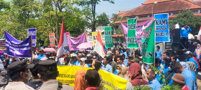 Ratusan Pekerja PT Panamtex Gelar Aksi Keprihatinan di DPRD Kabupaten Pekalongan