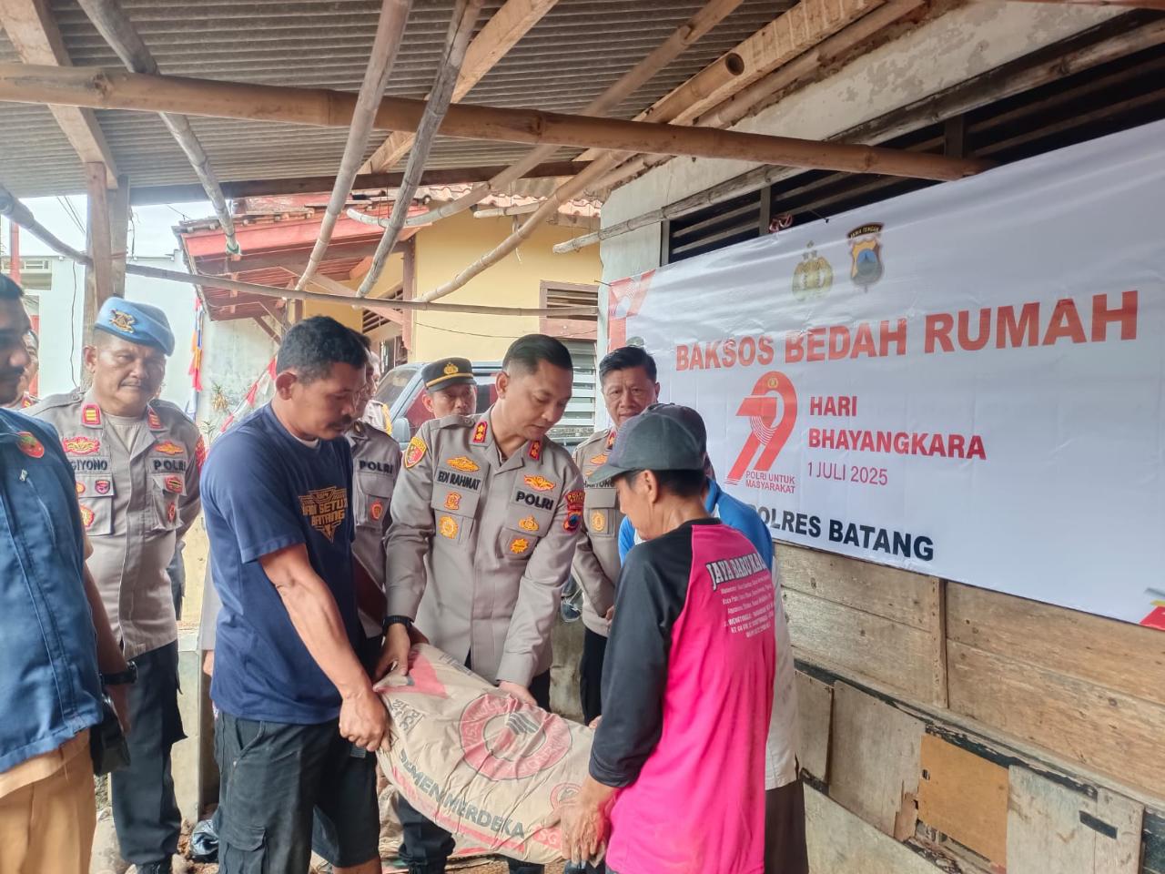 Sambut Hari Bhayangkara ke-79, Kapolres Batang Turun Langsung Rehab Rumah Warga Tak Mampu