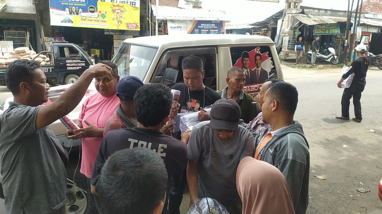 Bagikan Kaos, Relawan Bolone Mase Dikerubuti Warga