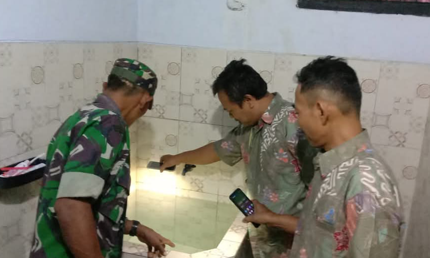Cegah Penyakit DBD, Babinsa Koramil Buaran Laksanakan PSN di Desa Wonoyoso Pekalongan