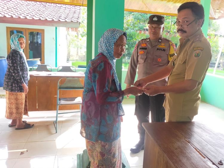 Bhabinkamtibmas Dampingi Pembagian Bantuan Langsung Tunai DD Tahap II