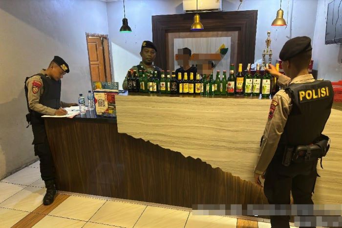 Samapta Polres Pekalongan Sisir Kafe dan Tempat Kost di Kajen, Amankan 134 Botol Miras