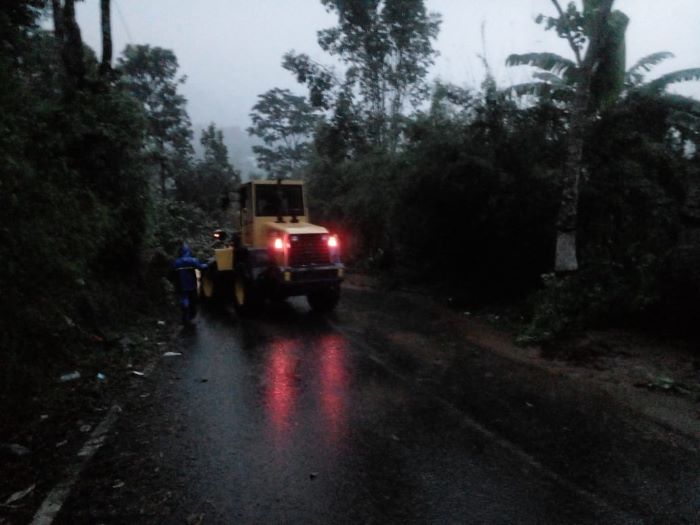 Bersihkan Longsor di Jalur Paninggaran, BPBD Kabupaten Pekalongan Terjunkan Alat Berat