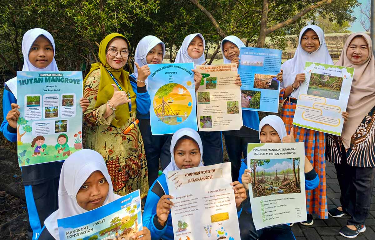 Menumbuhkan Literasi Lingkungan Siswa SMPN 12 Pekalongan, Dari Hutan Mangrove ke Poster