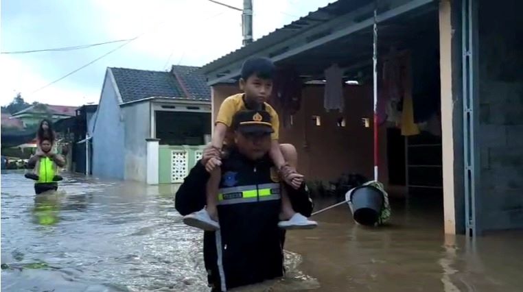 Warga Galangpengampon Terjebak Banjir Setinggi 1 Meter, Tim Siaga Bhayangkara Sisir Perkampungan