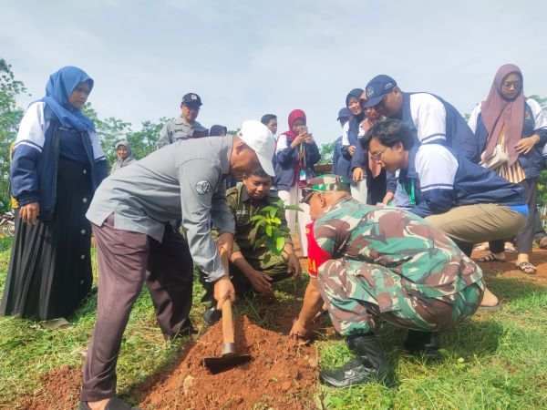 Mahasiswa KKN Unikal Hijaukan Embung Desa Wangandowo, Ini Program Kerja Unggulan Lainnya