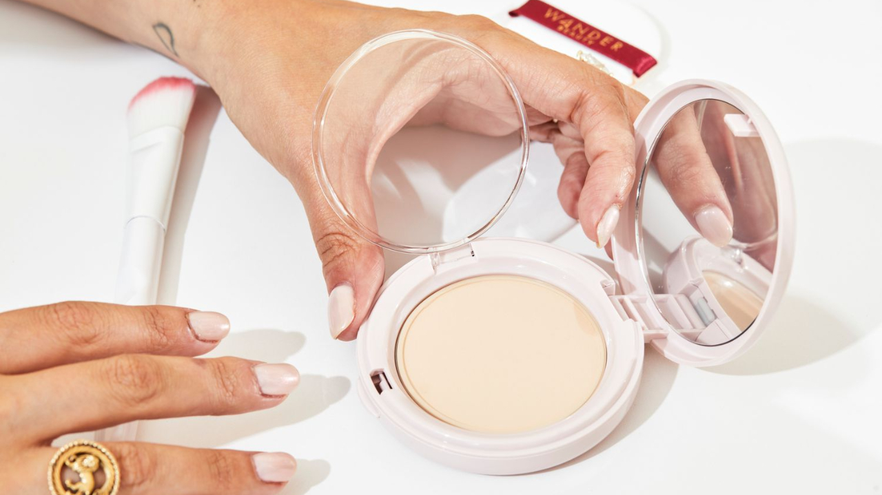 5 Rekomendasi Bedak untuk Kulit Berminyak dan Tahan Lama, Wajah Bebas Kilap!