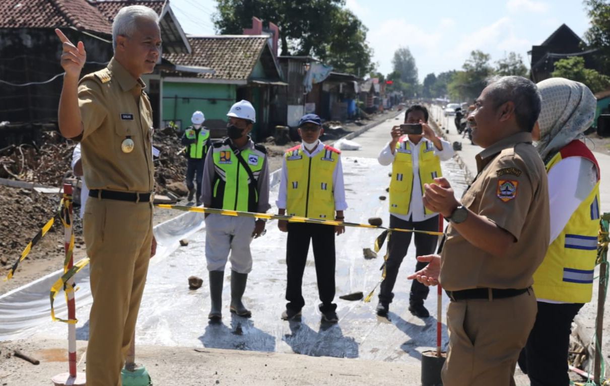 Cek Jalan Raya Solo-Purwodadi, Ganjar Pastikan Perbaikan Jalan Rusak Optimal