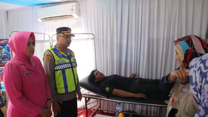 Pemudik Asal Pemalang Mengantuk Tabrak Traffic Cone di Depan Pospam IBC Wiradesa