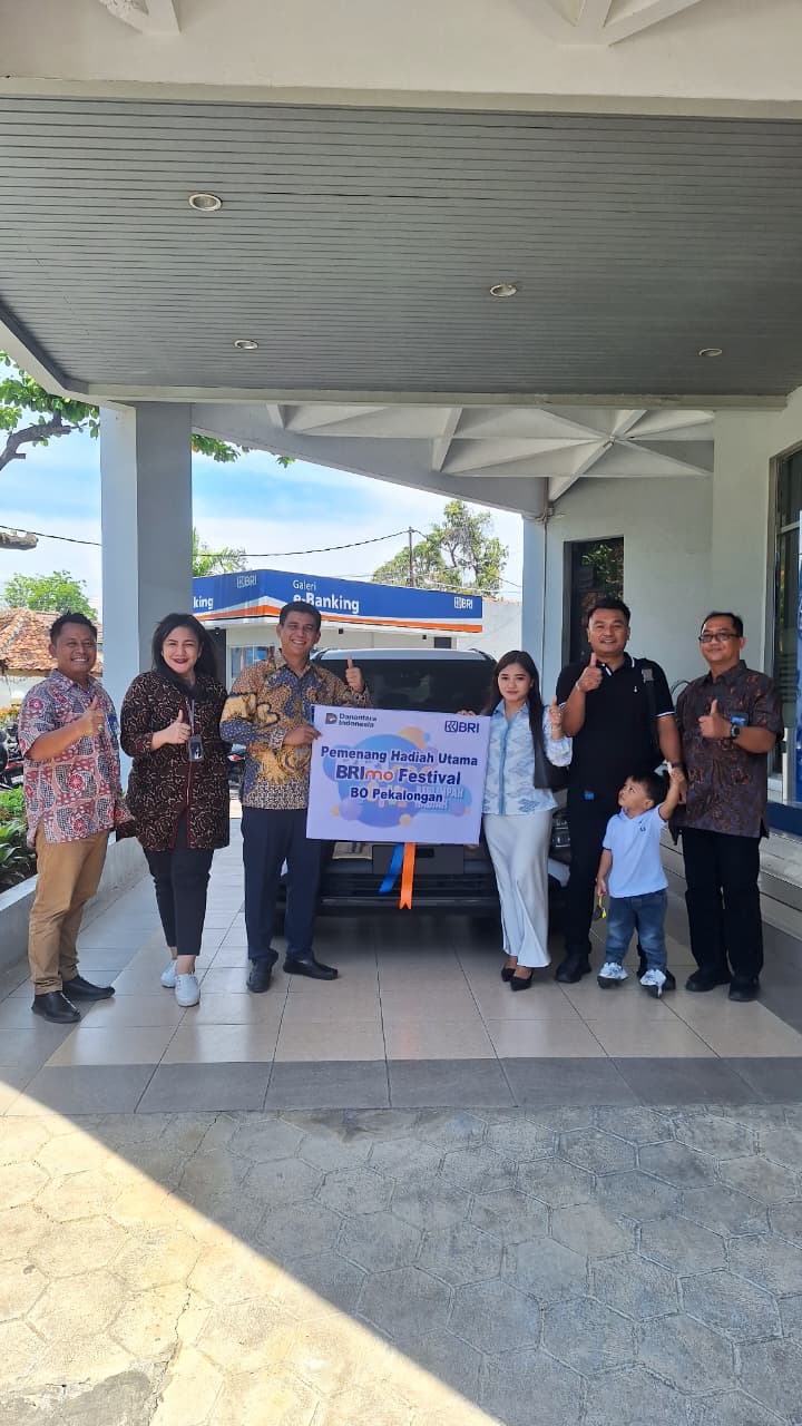 BRI Pekalongan Serahkan Hadiah Utama BRImo Festival kepada Nasabah
