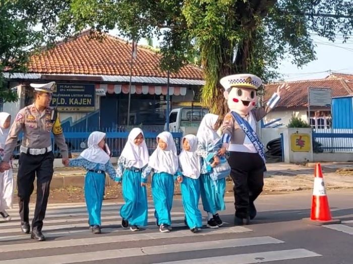 Badut Zebra Polantas Pekalongan Bantu Atur Lalu Lintas, Disambut Riang Gembira Anak-anak Sekolah