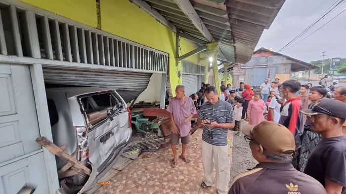 Ditabrak Truk Boks, Mobil Avanza Seruduk Rumah di Pantura Kabupaten Pekalongan