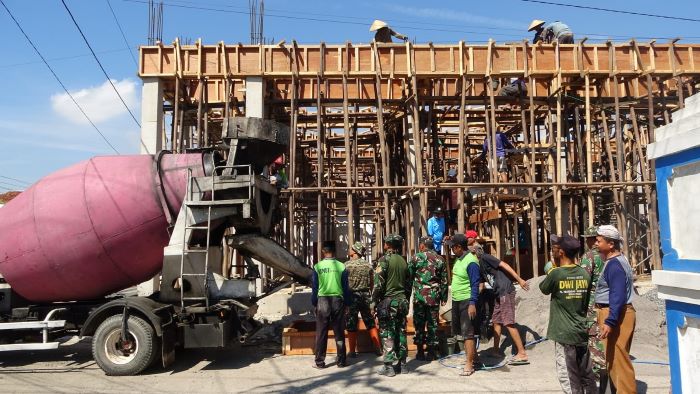 Rusak Akibat Sering Terendam Banjir, Koramil Wiradesa Kerja Bakti Renovasi Masjid Hidayatullah di Desa Semut