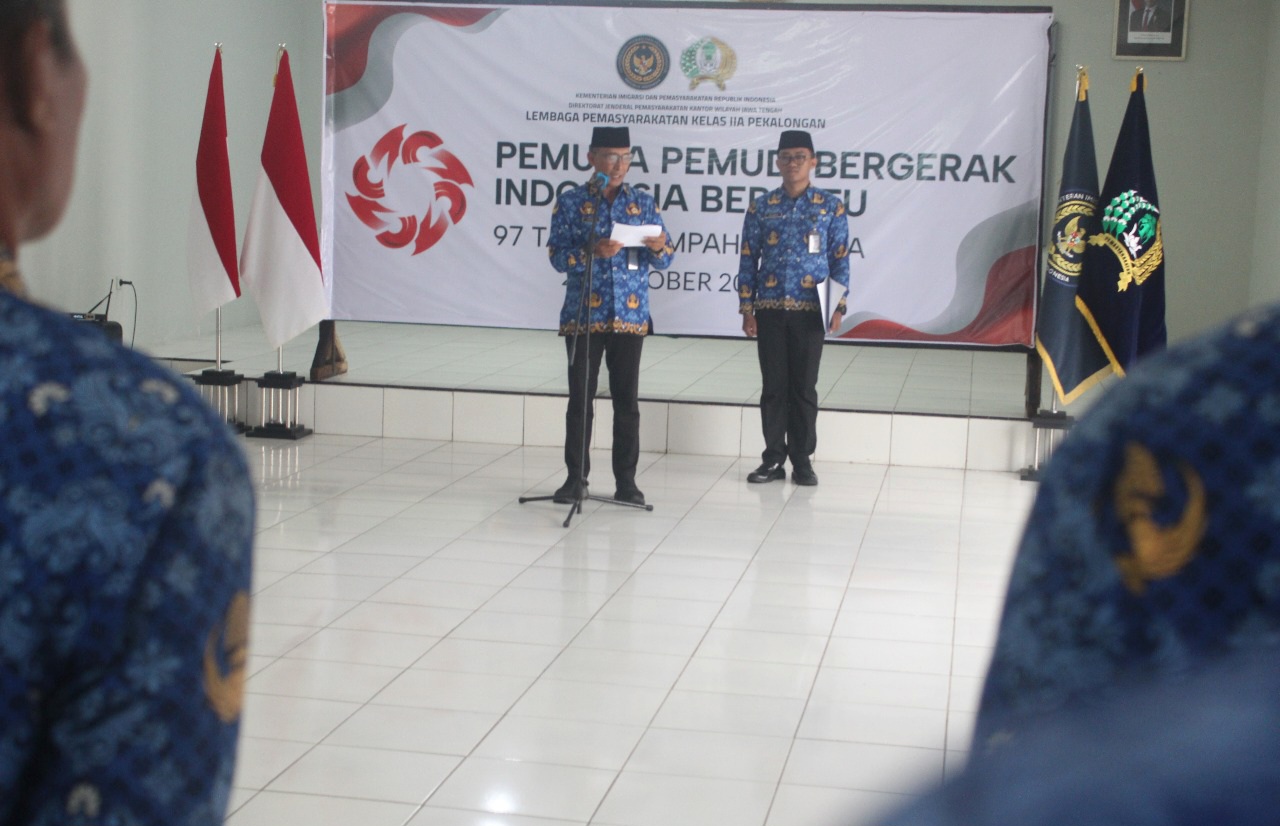 Semangat Sumpah Pemuda Tak Surut Didera Hujan, Kalapas Pekalongan Pimpin Upacara di Aula