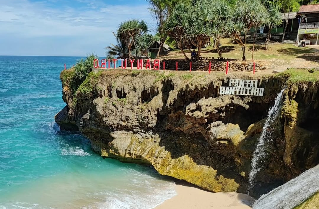 Tidak Hanya Pantai Klayar, 5 Wisata Pantai di Pacitan Ini Tidak Kalah Indah Pemandangannya, Bikin Betah!