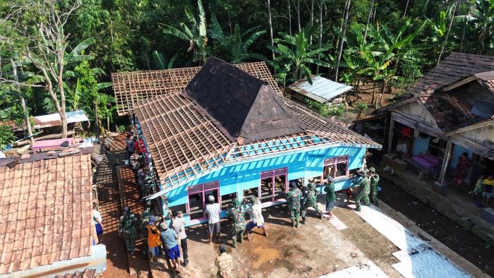 Luar Biasa! Satgas TMMD Kodim Pekalongan Pindahkan 3 Rumah Dengan Cara Digotong