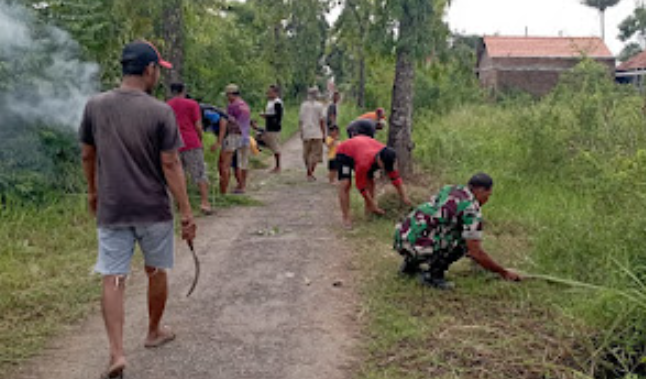 Babinsa Koramil Wiradesa Bersama Warga Laksanakan Kerja Bakti Bersihkan Jalan Makam Benteng