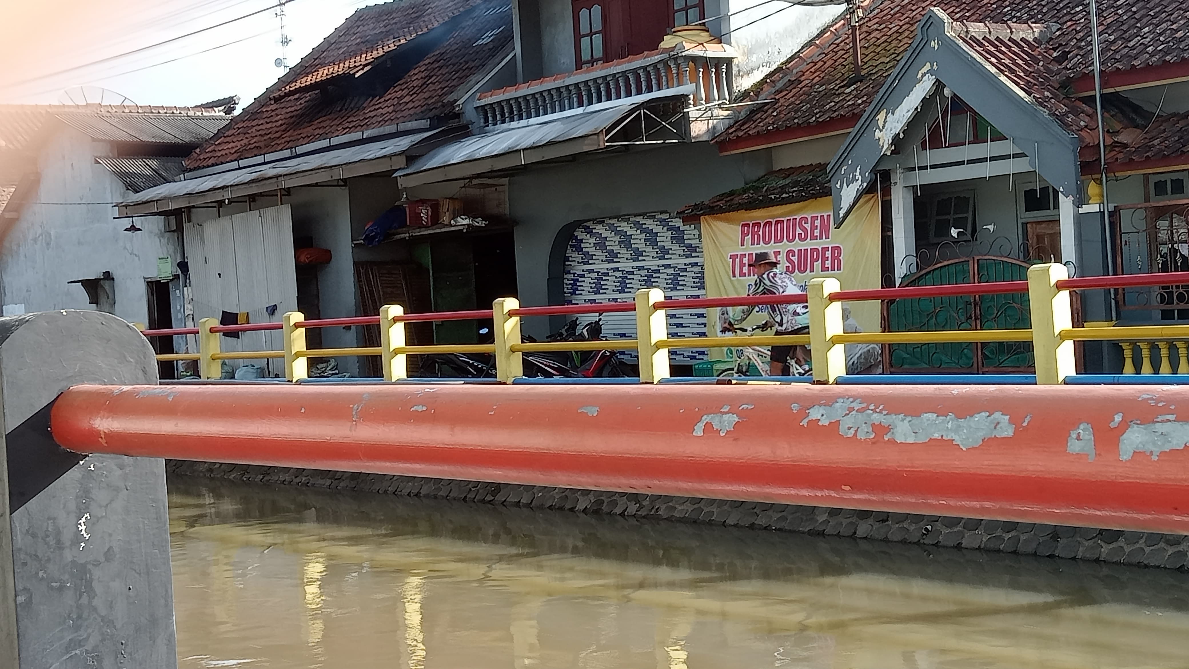 Pencemaraan Air Limbah Pabrik Tempe di Aliran Sungai Manggis