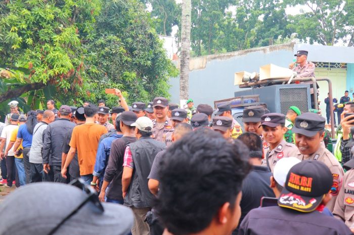 346 Personel Disiagakan Amankan Demo di KPU Kabupaten Pekalongan, Usai Aksi Demo, Pendemo Salami Polisi