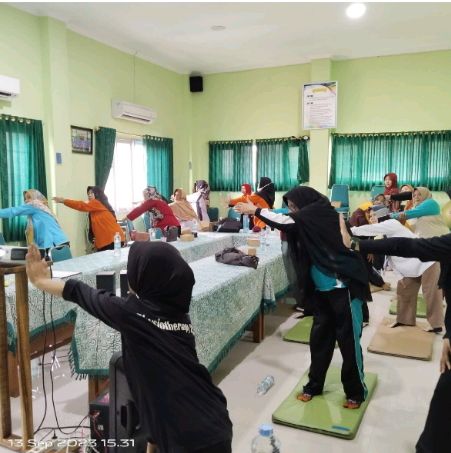 Dampingi KAK LIA Lakukan Exercise Therapy Pada Pasien Pasca Stroke 