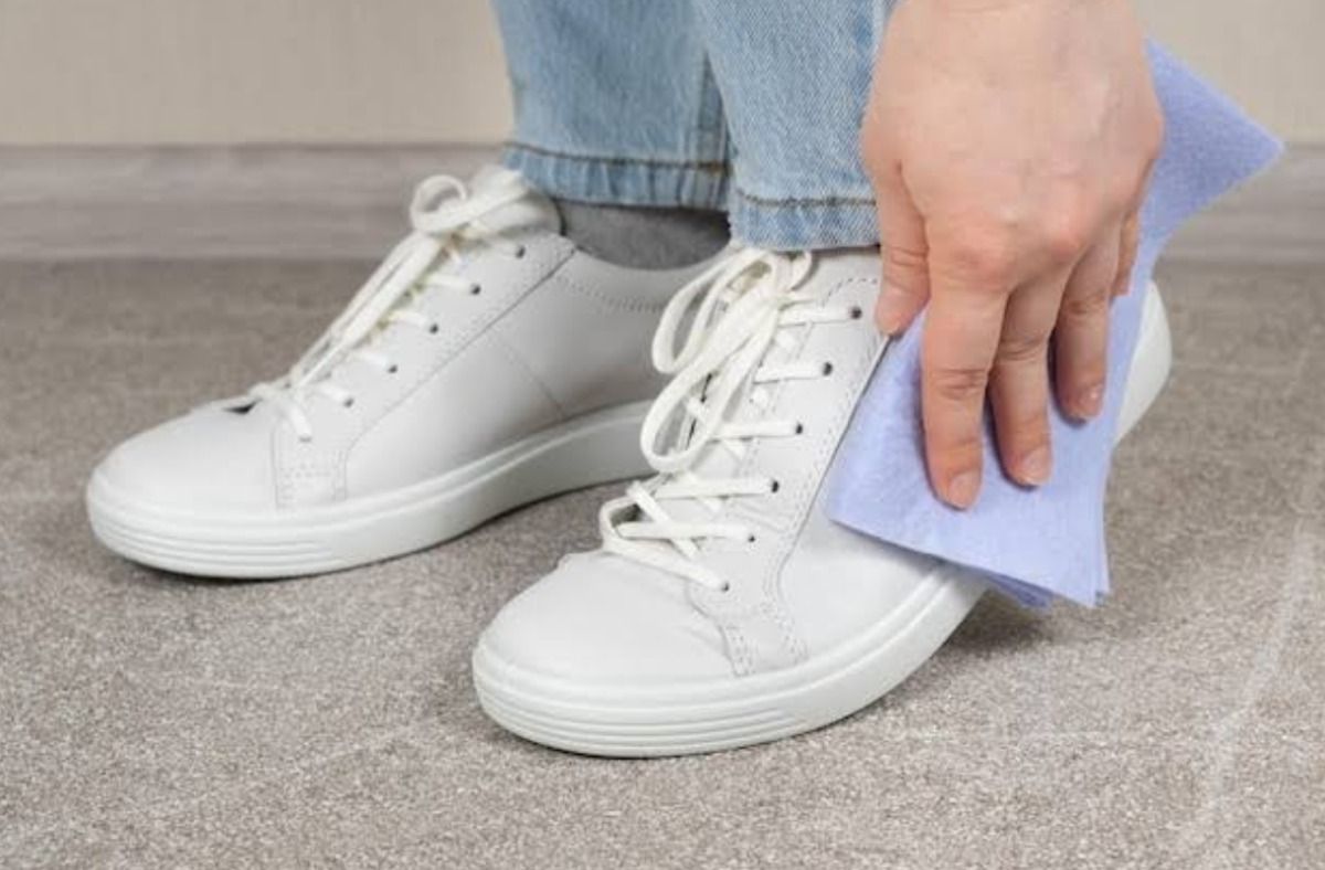 7 Tips Merawat Sepatu Agar Tidak  Bau Saat Musim Hujan, Efektif Bikin Sepatu Jadi Bersih, Bebas Bau dan Jamur!