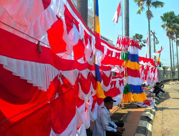 Penjual Bendera Musiman di Pekalongan Mengaku Omzet Tahun Ini Menurun