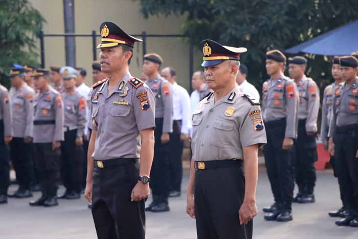 Jelang Pensiun, Dua Personel Terima Kenaikan Pangkat Pengabdian