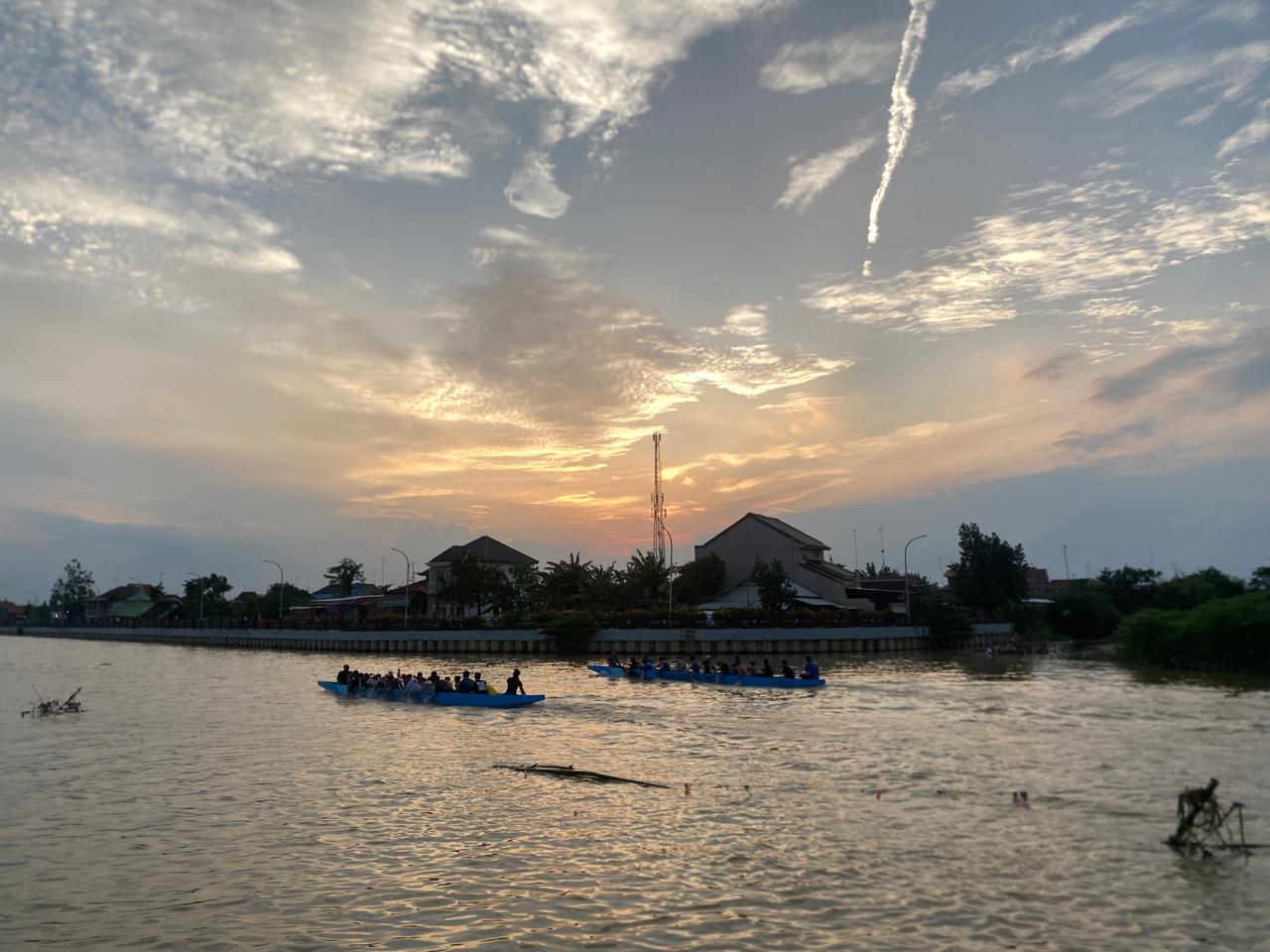 Jadi Spot Ngabuburit Gratis, Bantaran Kali Sambong Batang Jadi Wisata Murah Favorit Masyarakat