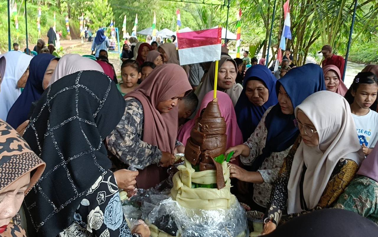 Tradisi Tumpeng Getuk, Warga Cepokokuning Padukan Syawalan dengan Wisata Air