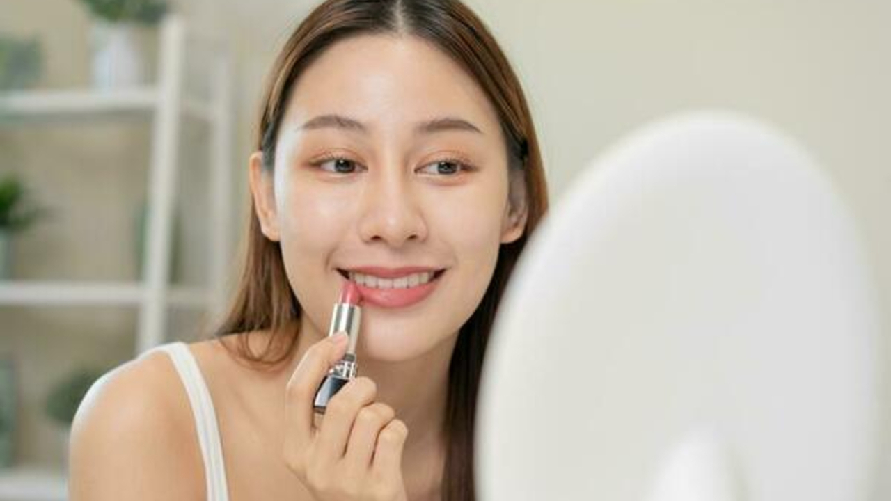 Top 5 Lipstik Warna Natural dan Tahan Lama yang Cocok Dipakai Sehari-Hari