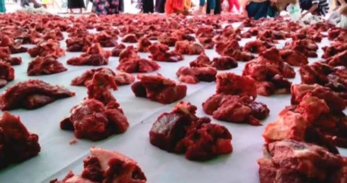 Apa Hukumnya Ikut Mengkonsumsi Daging Kurban Sendiri ? Berikut Pendapat dari 4 Mazhab 