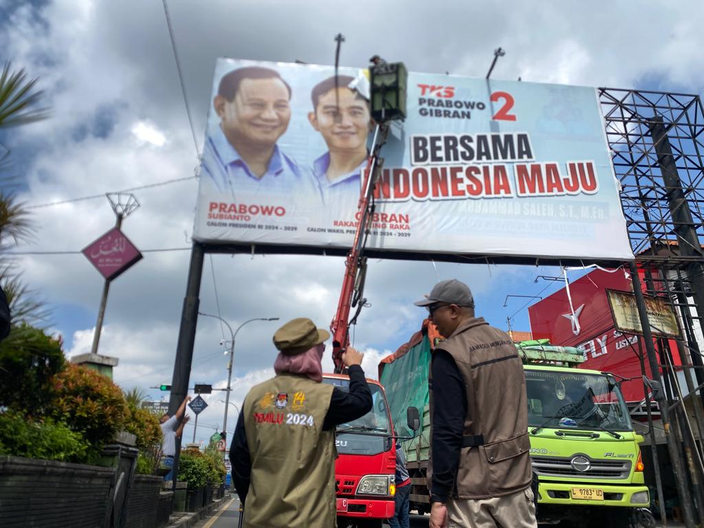 Masuki Masa Tenang, Baliho Peserta Pemilu 2024 di Pantura Batang Diturunkan KPU Batang dan Tim Gabungan