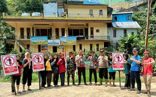 Bhabinkamtibmas, Babinsa, Mahasiswa KKN UIN Gus Dur dan Warga Desa Depok Gotong-royong Bersihkan Sampah 