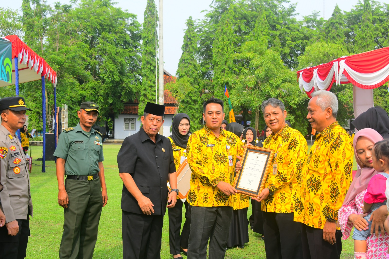 Peringati HKN Ke 60, Pemkab Pekalongan Serahkan Penghargaan Balita Sehat dan Desa Terbaik