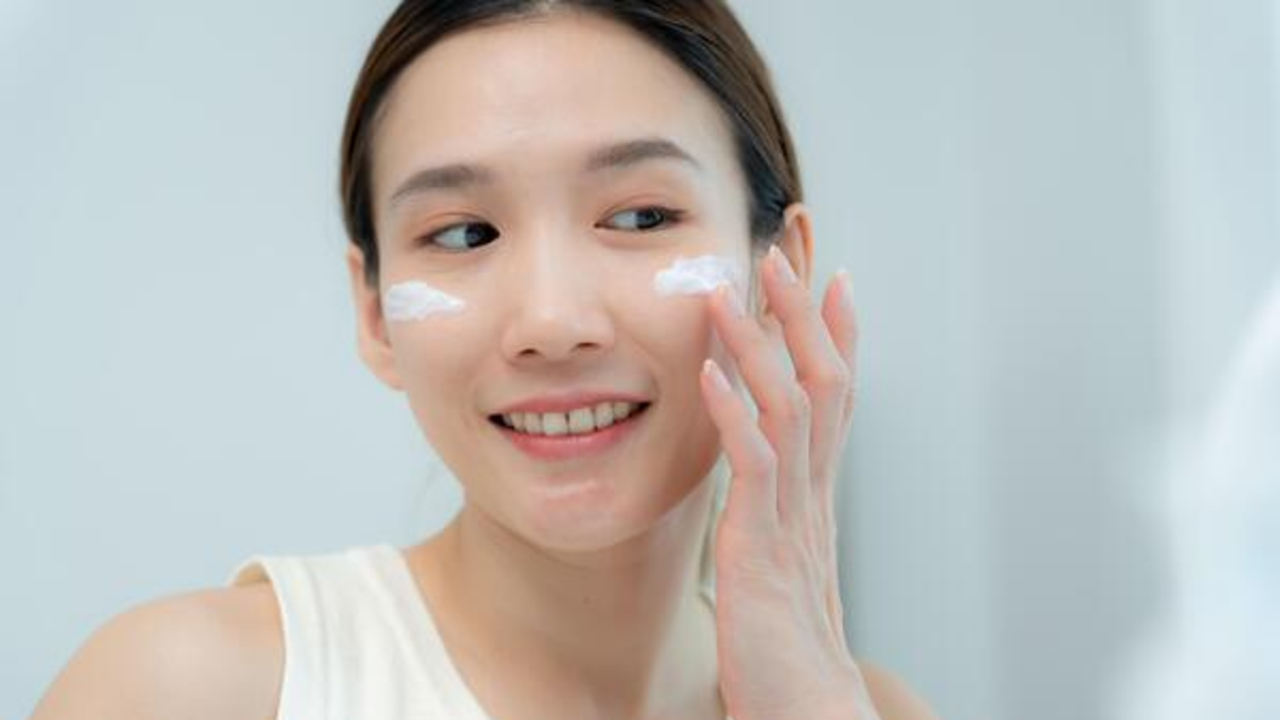 Kulit Kusam? Cobain Sunscreen Terbaik untuk Mencerahkan Wajah Ini yang Harganya Terjangkau