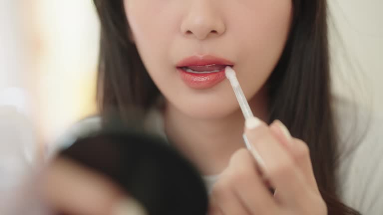 5 Merk Lipstik yang Tahan Lama dan Bagus di Bibir Hitam dan Kering